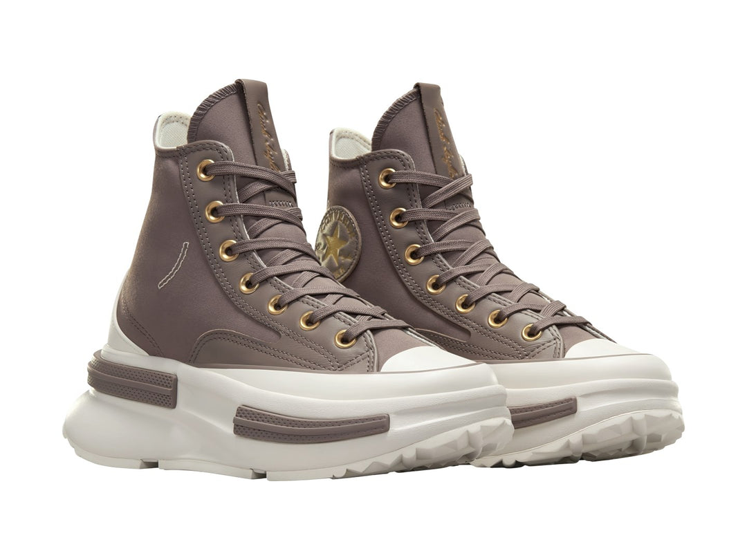 Tenis Converse Run Star Legacy CX color gris café con suela blanca de plataforma.