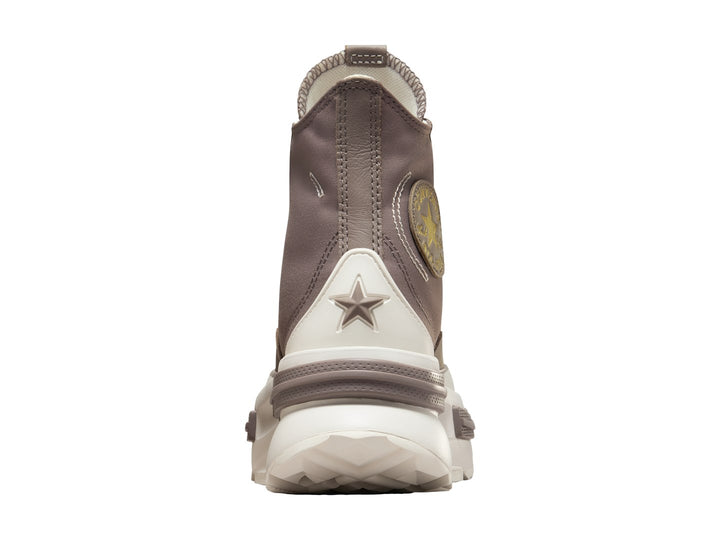 Tenis Converse Run Star Legacy CX color gris café con suela blanca de plataforma.