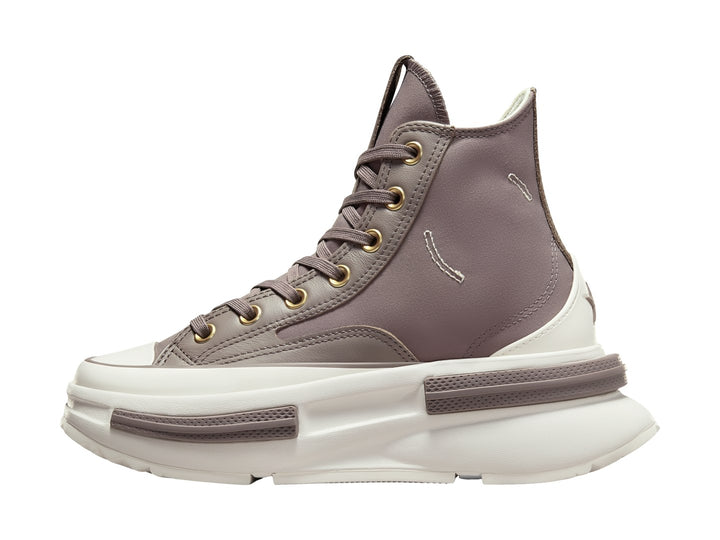 Tenis Converse Run Star Legacy CX color gris café con suela blanca de plataforma.