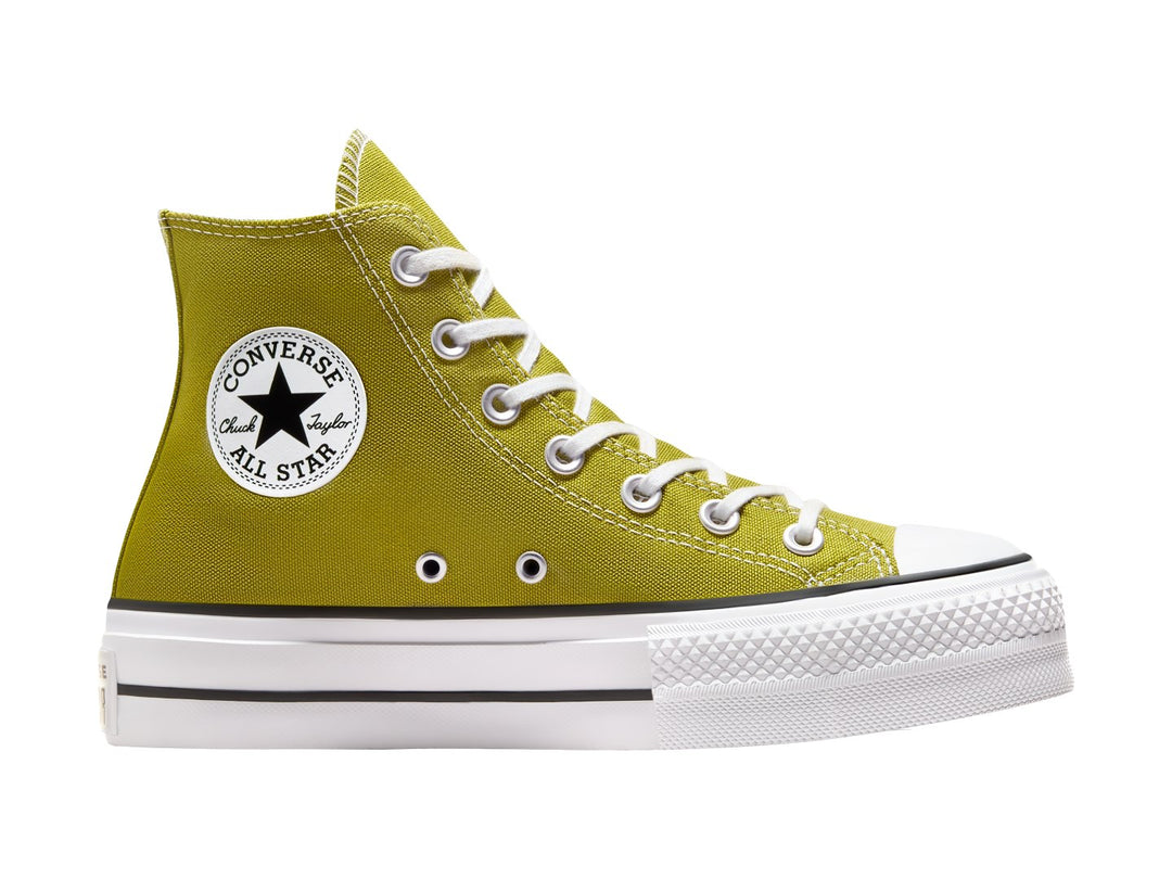 Tenis Converse de bota color verde oliva con suela de plataforma blanca y cordones blancos.