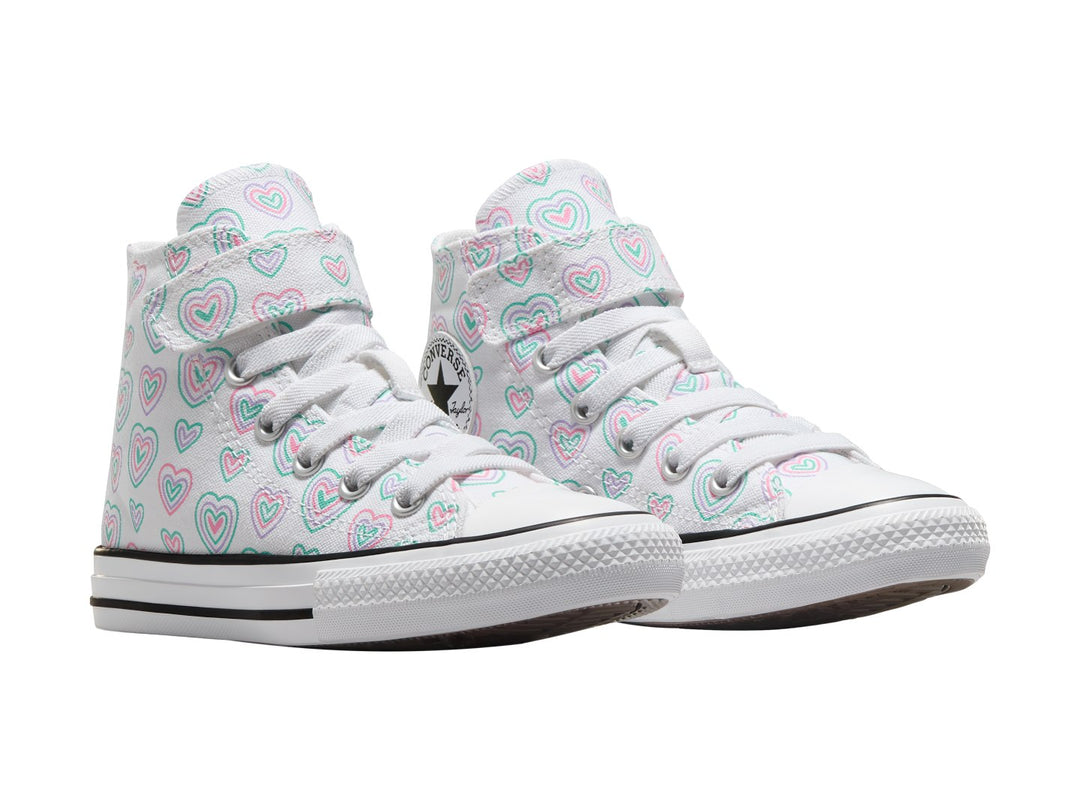 Tenis Converse blancos de bota alta con estampado de corazones en colores rosa y azul para niño o niña.