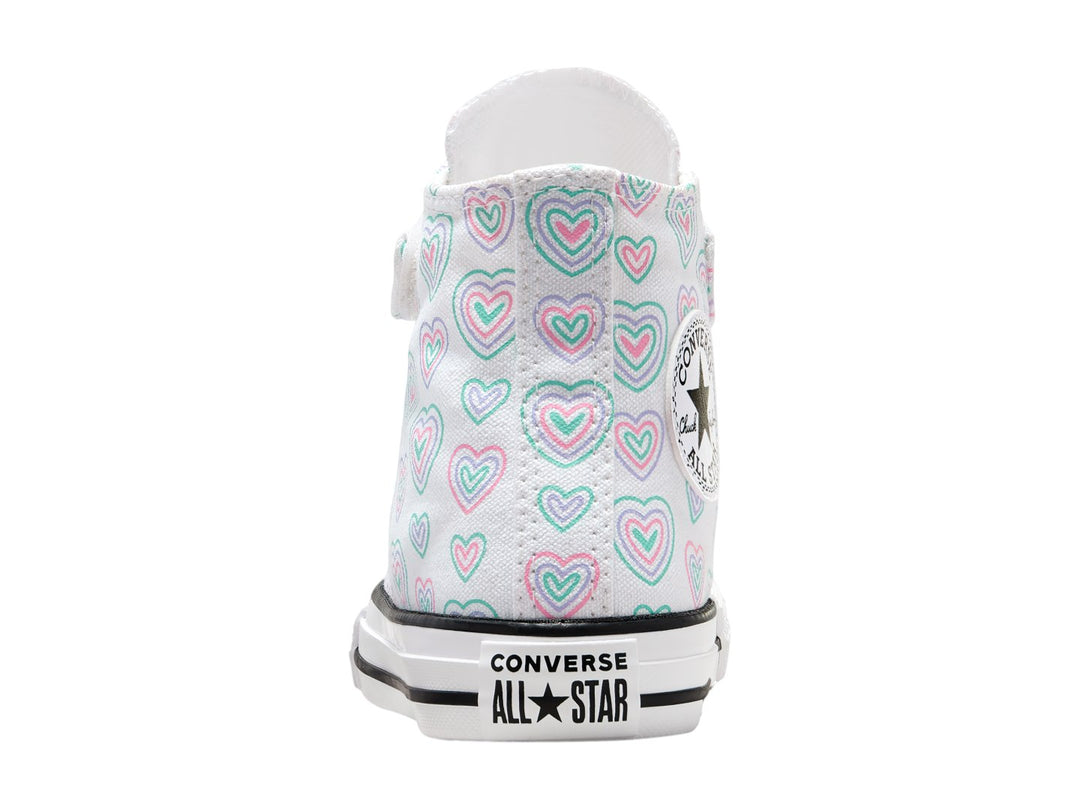 Tenis Converse blancos de bota alta con estampado de corazones en colores rosa y azul para niño o niña.