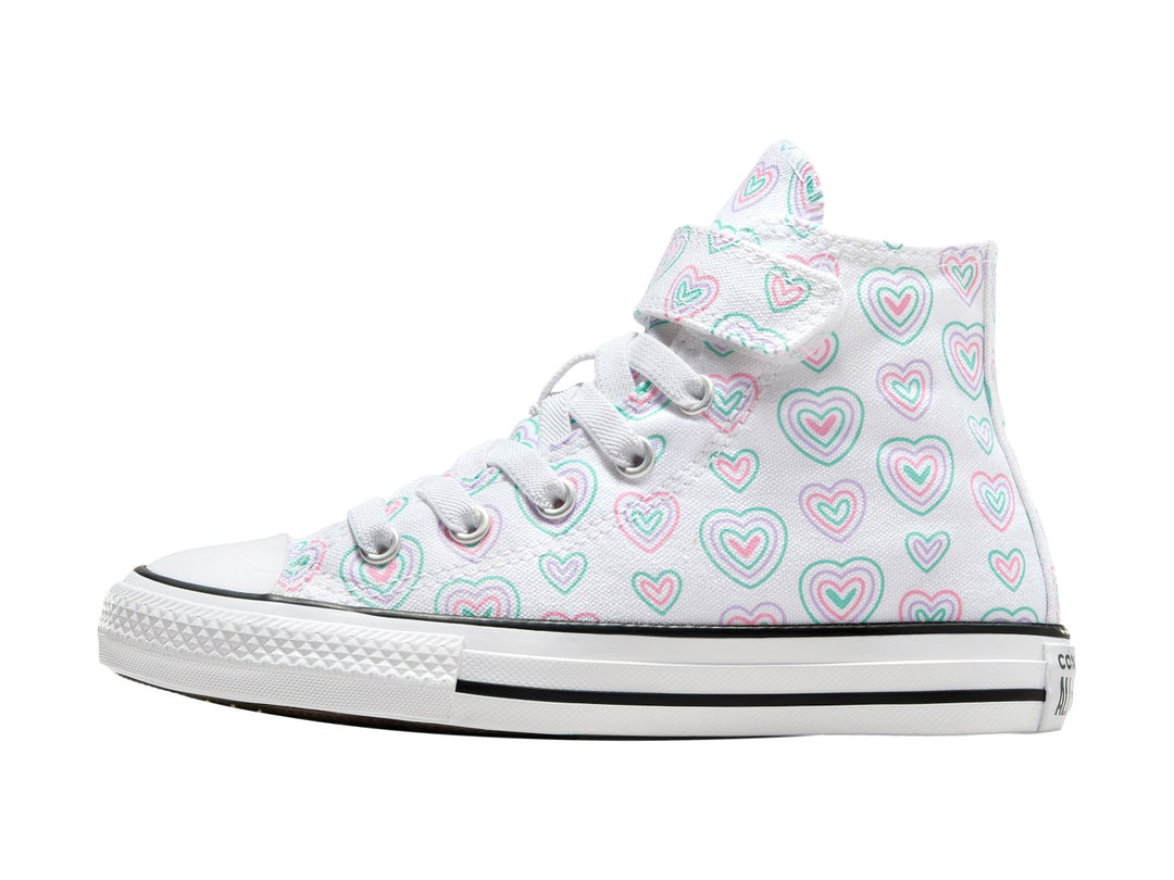 Tenis Converse blancos de bota alta con estampado de corazones en colores rosa y azul para niño o niña.