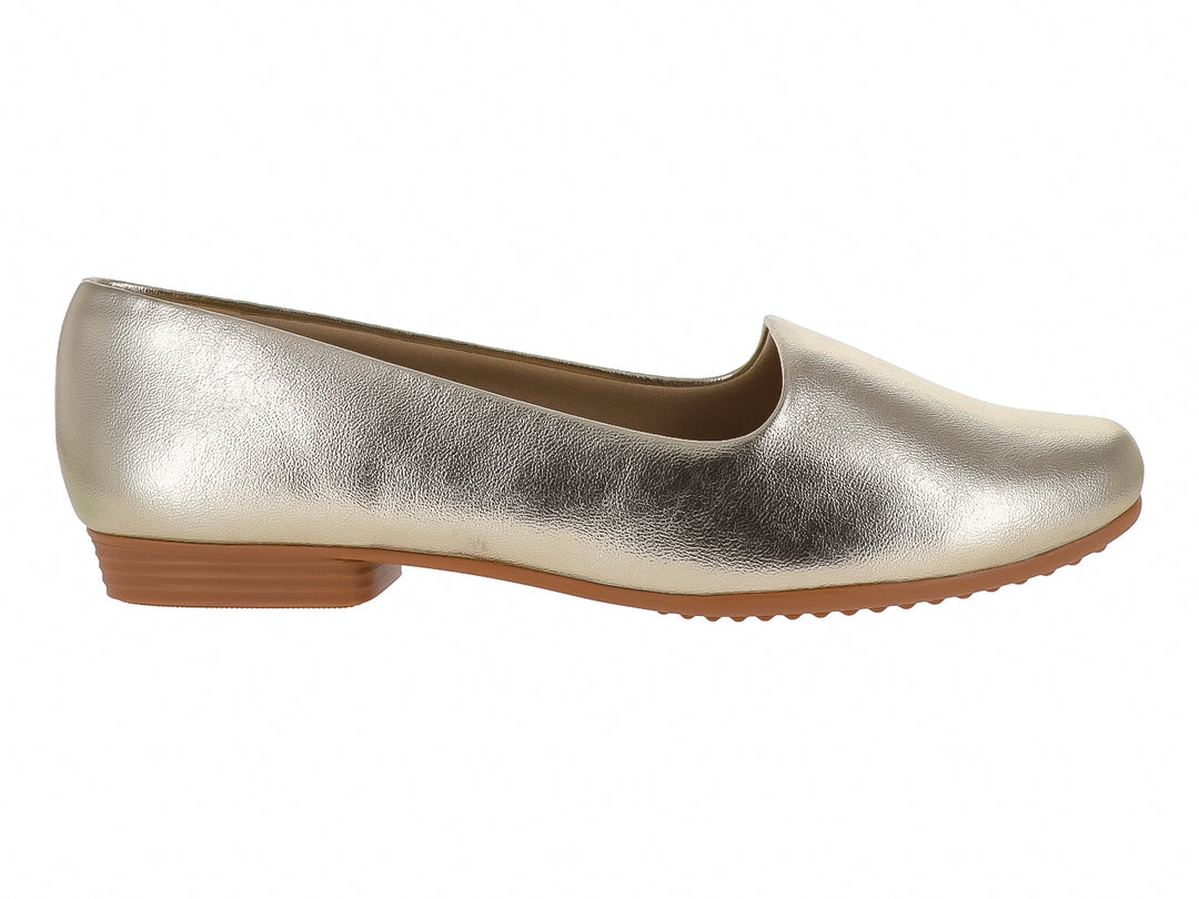 Zapato plano para Mujer de la marca Piccadilly en color dorado metálico con suela café.