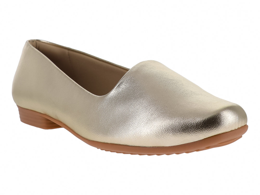 Zapato plano para Mujer de la marca Piccadilly en color dorado metálico con suela café.