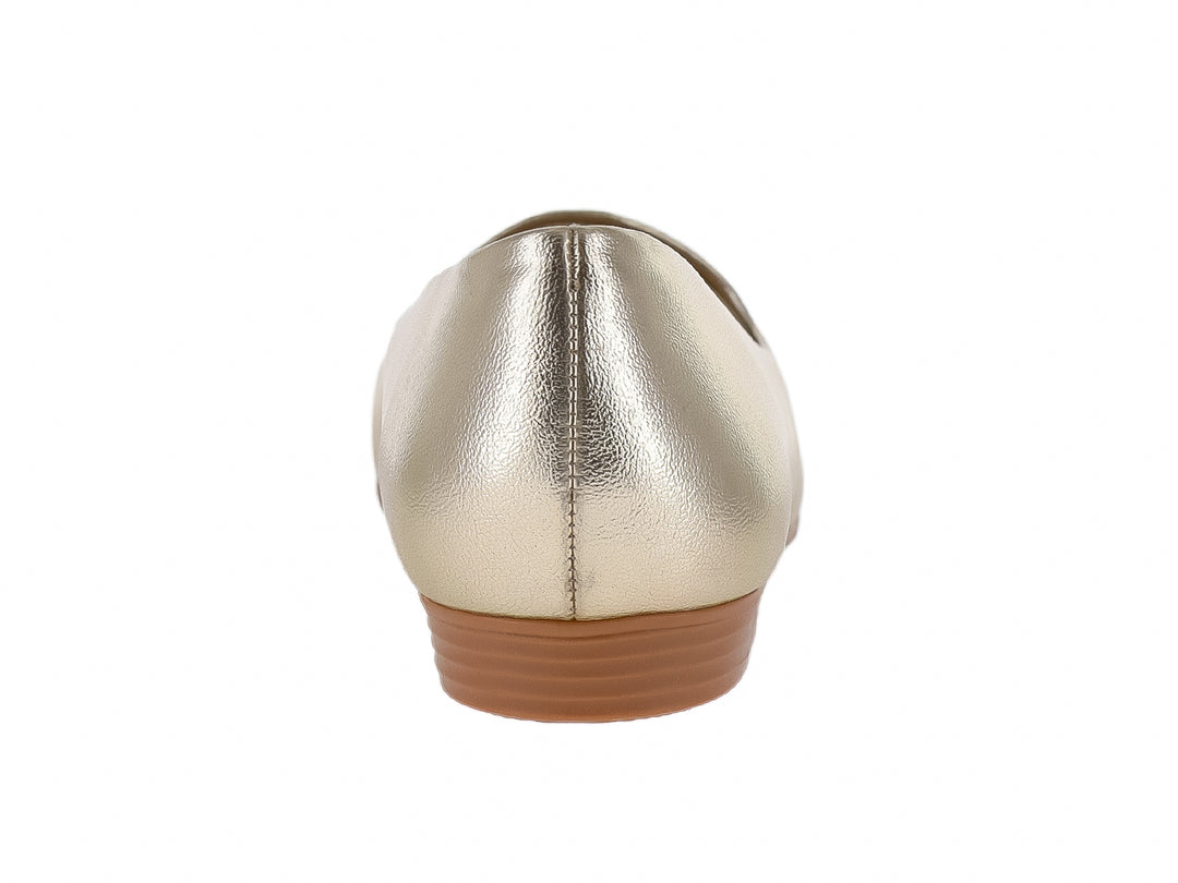 Zapato plano para Mujer de la marca Piccadilly en color dorado metálico con suela café.