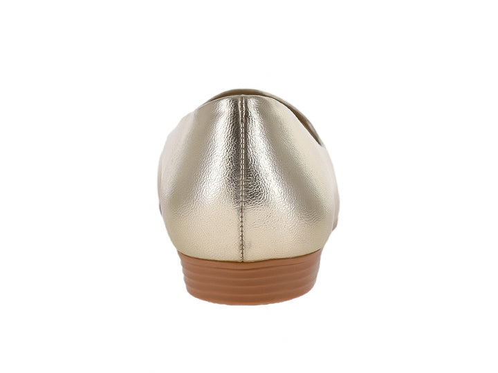 Zapato plano para Mujer de la marca Piccadilly en color dorado metálico con suela café.