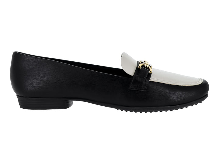 Zapato mocasín bicolor en color negro y blanco roto con detalle de hebilla dorada.