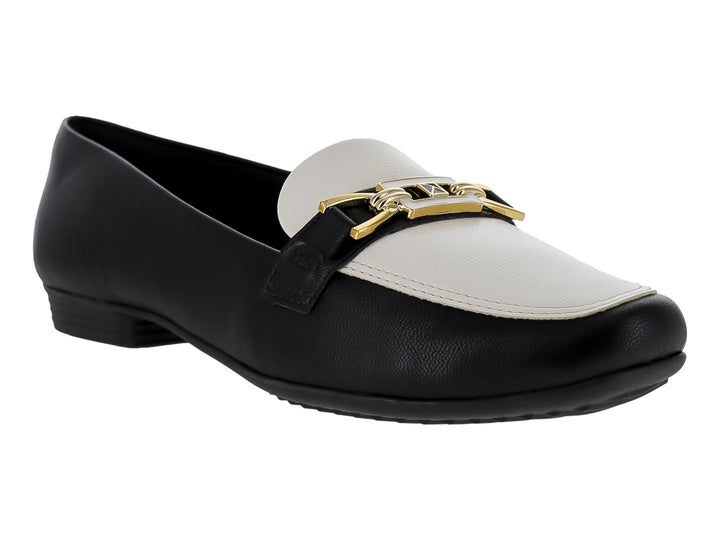 Zapato mocasín bicolor en color negro y blanco roto con detalle de hebilla dorada.
