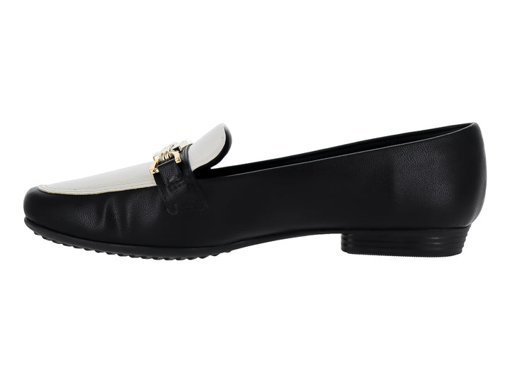 Zapato mocasín bicolor en color negro y blanco roto con detalle de hebilla dorada.