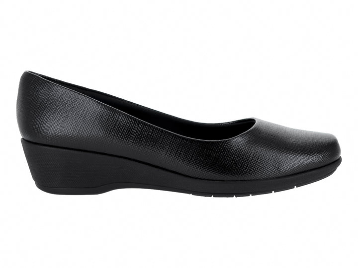 Zapato plano color negro para mujer con cuña baja y acabado texturizado.