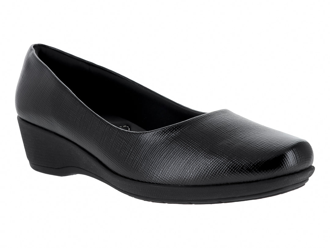 Zapato plano color negro para mujer con cuña baja y acabado texturizado.