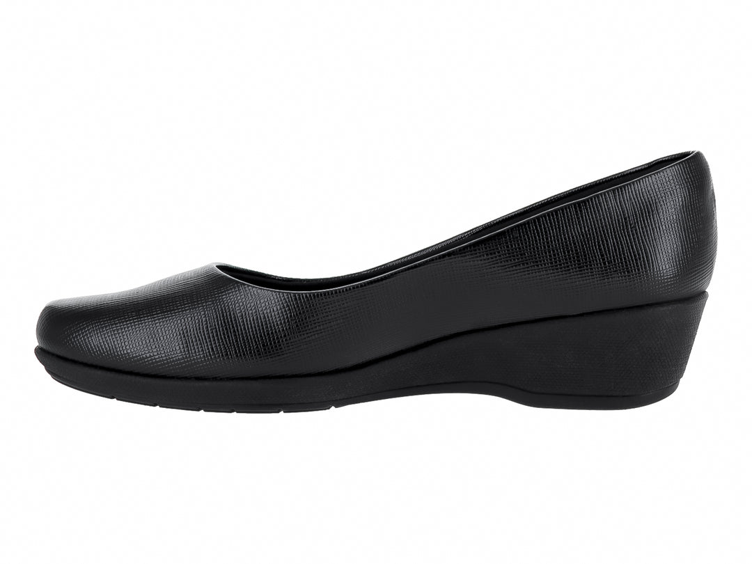 Zapato plano color negro para mujer con cuña baja y acabado texturizado.