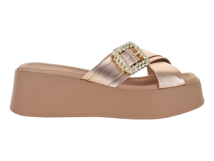 Sandalia de plataforma color oro rosado con hebilla decorada con cristales para mujer.