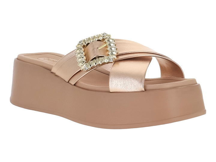 Sandalia de plataforma color oro rosado con hebilla decorada con cristales para mujer.