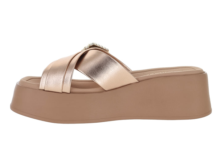 Sandalia de plataforma color oro rosado con hebilla decorada con cristales para mujer.