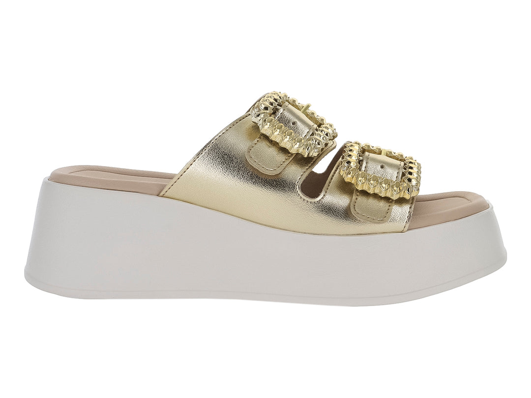 Sandalia Beira Rio color dorado con plataforma blanca y hebillas ornamentadas.