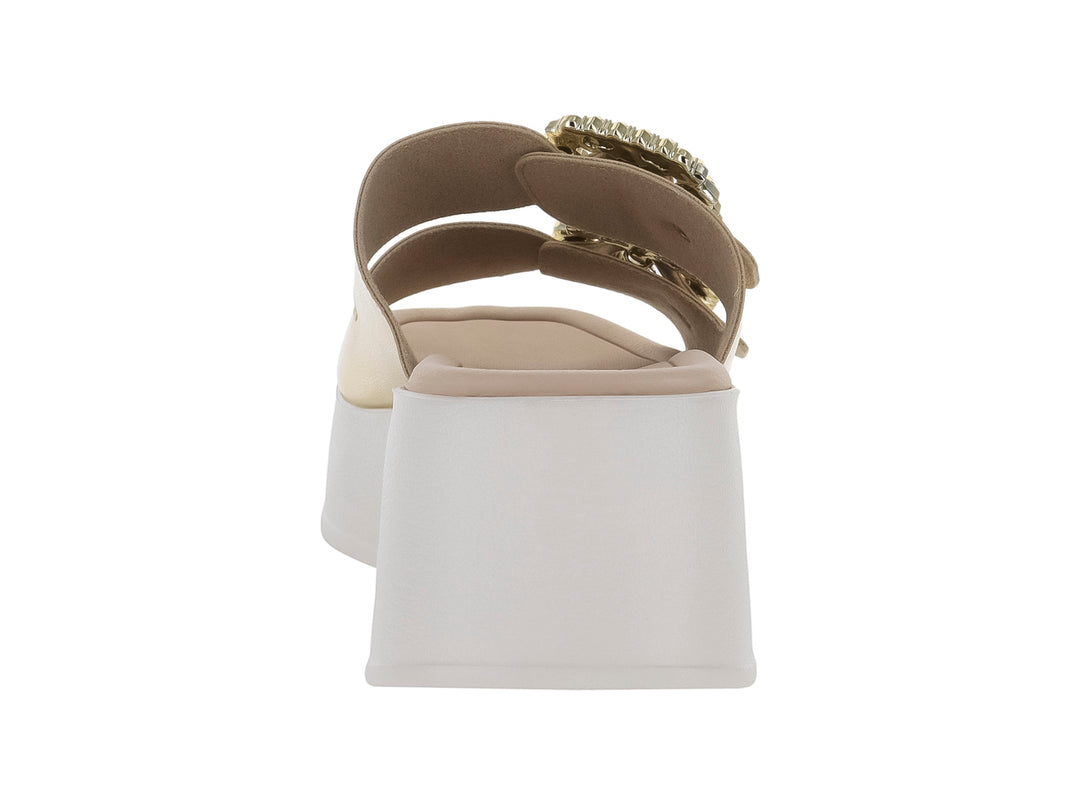 Sandalia Beira Rio color dorado con plataforma blanca y hebillas ornamentadas.