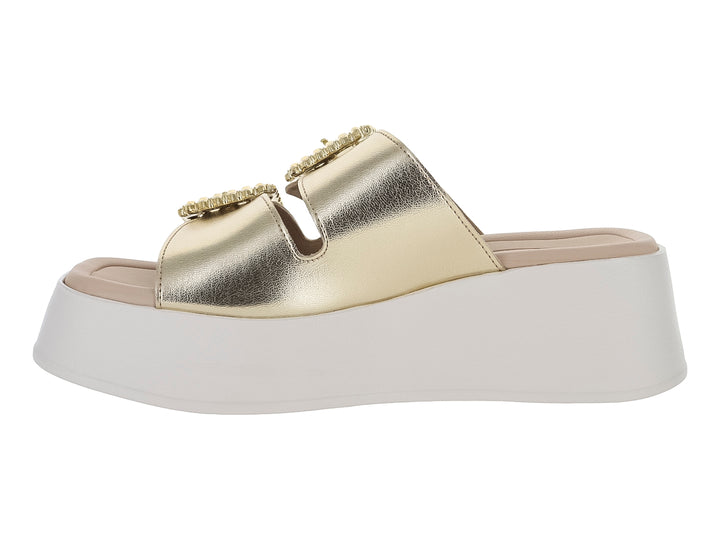 Sandalia Beira Rio color dorado con plataforma blanca y hebillas ornamentadas.