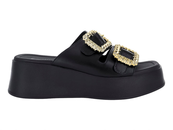 Sandalias negras de plataforma con dos correas adornadas con hebillas doradas brillantes.