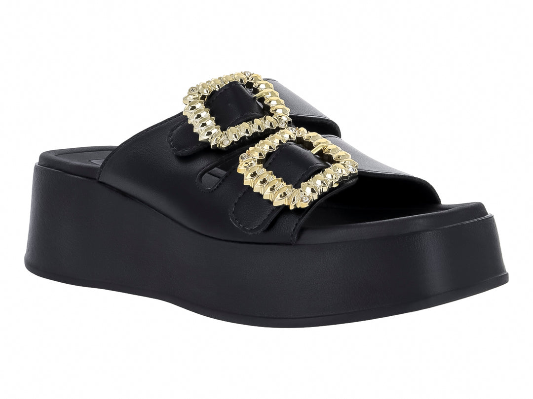 Sandalias negras de plataforma con dos correas adornadas con hebillas doradas brillantes.