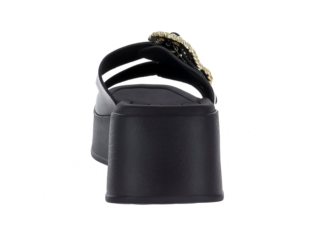 Sandalias negras de plataforma con dos correas adornadas con hebillas doradas brillantes.