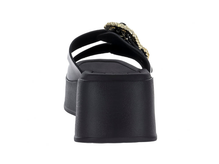 Sandalias negras de plataforma con dos correas adornadas con hebillas doradas brillantes.