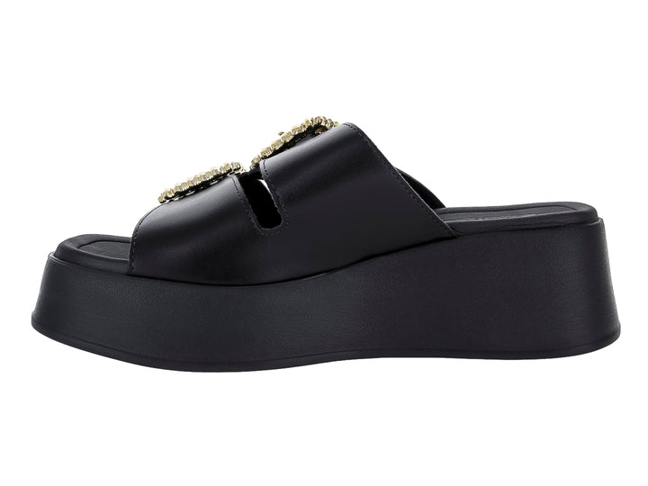 Sandalias negras de plataforma con dos correas adornadas con hebillas doradas brillantes.