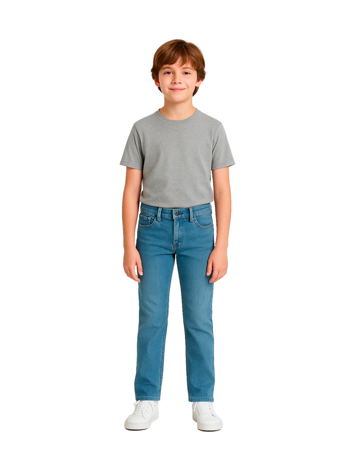 Niño vistiendo pantalones de mezclilla color azul claro y camiseta gris.