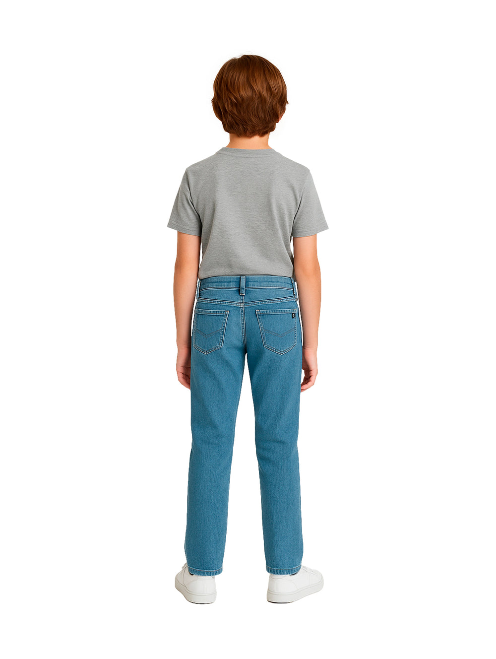 Niño vistiendo pantalones de mezclilla color azul claro y camiseta gris.