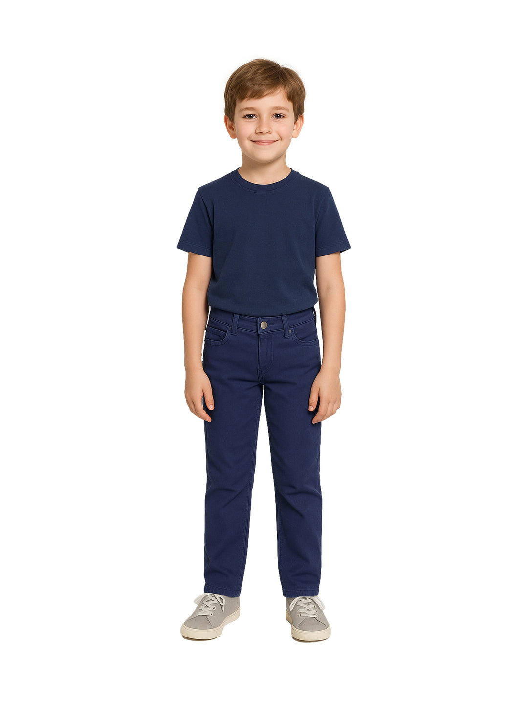 Niño vistiendo un pantalón casual color marino y camiseta a juego sobre fondo blanco.