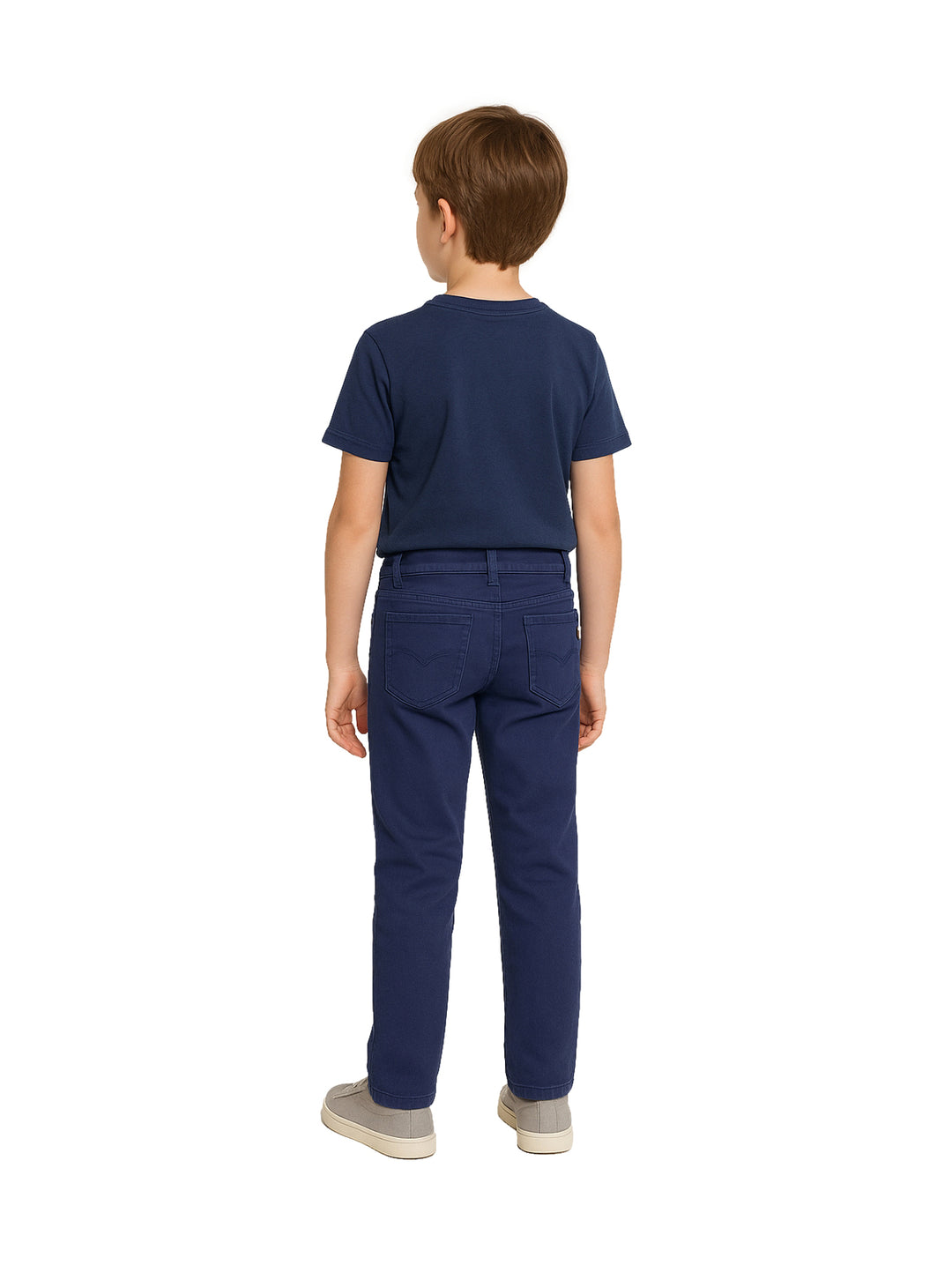 Niño vistiendo un pantalón casual color marino y camiseta a juego sobre fondo blanco.