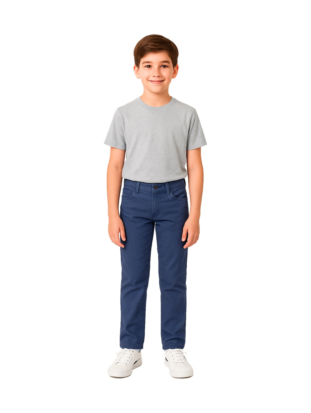 Niño vistiendo un pantalón color marino de corte recto y camiseta gris sobre fondo blanco.