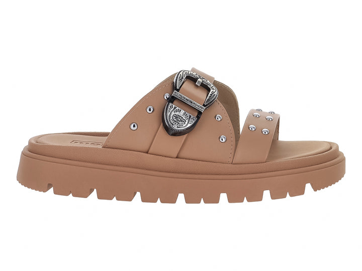 Sandalia slide color nude con suela de plataforma chunky, hebilla plateada y detalles de estoperoles.