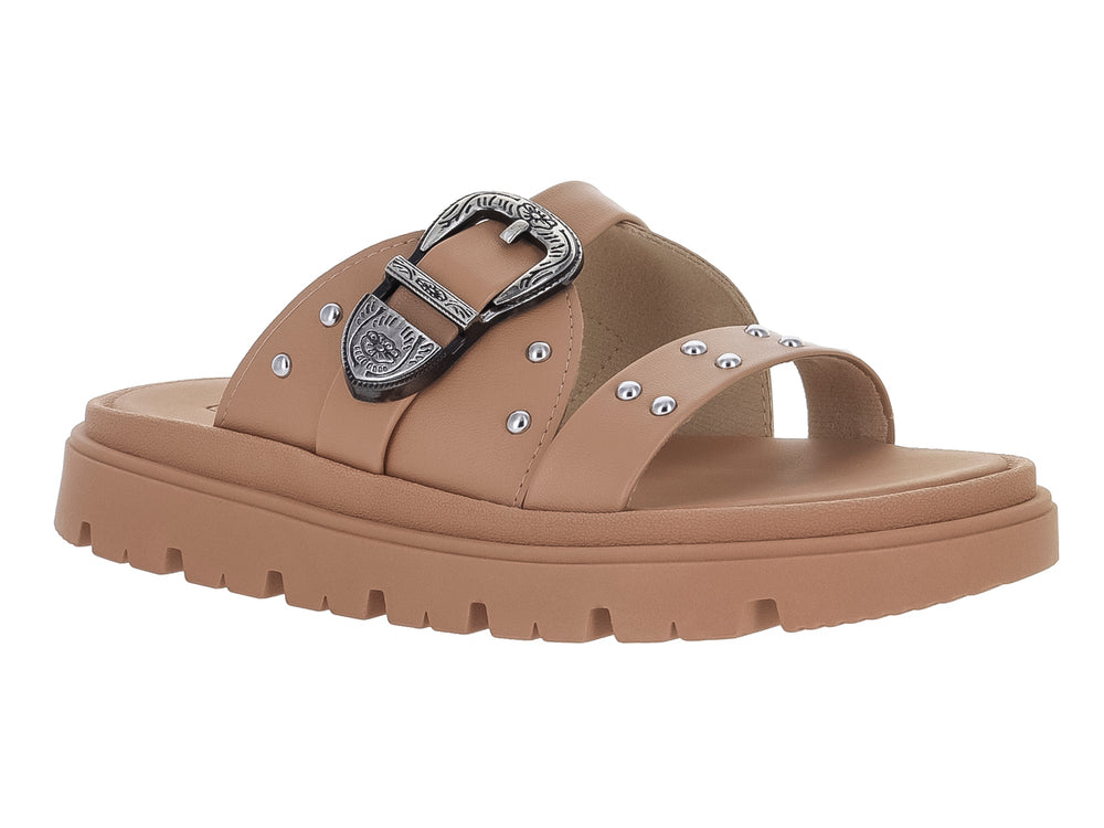 Sandalia slide color nude con suela de plataforma chunky, hebilla plateada y detalles de estoperoles.