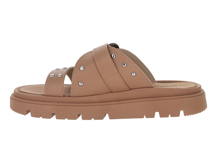 Sandalia slide color nude con suela de plataforma chunky, hebilla plateada y detalles de estoperoles.