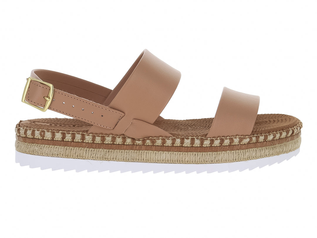 Sandalias Moleca color nude con plataforma de esparto y correa ajustable con hebilla dorada.