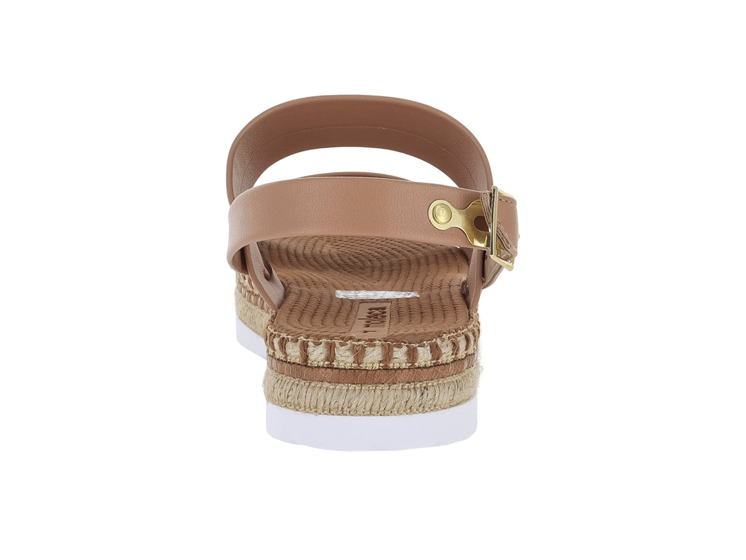Sandalias Moleca color nude con plataforma de esparto y correa ajustable con hebilla dorada.
