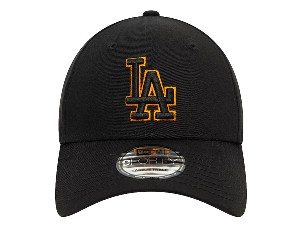 Gorra de béisbol New Era color negro con logo de Los Angeles Dodgers bordado en naranja y negro.
