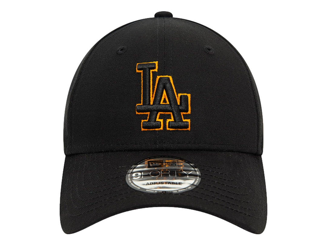 Gorra de béisbol New Era color negro con logo de Los Angeles Dodgers bordado en naranja y negro.