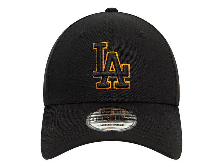 Gorra de béisbol New Era color negro con logo de Los Angeles Dodgers bordado en naranja y negro.