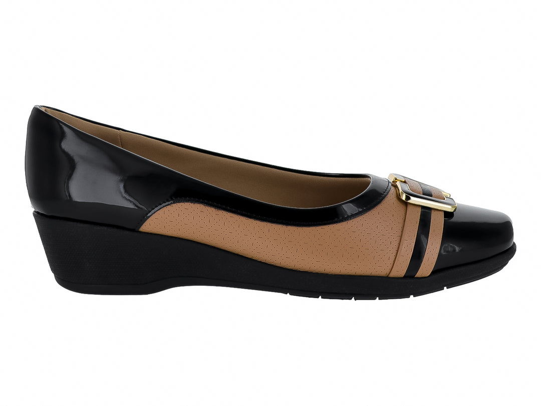Zapato de cuña bicolor en color negro y nude con detalle de hebilla dorada.
