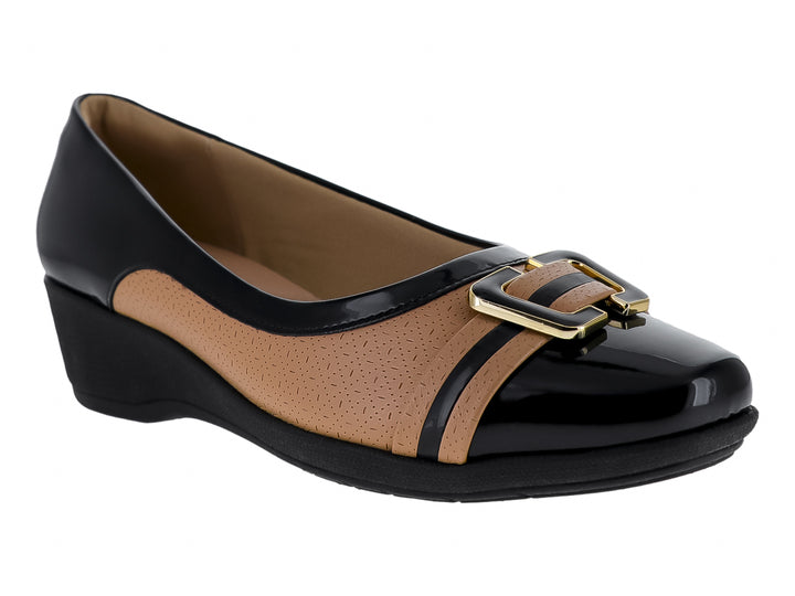 Zapato de cuña bicolor en color negro y nude con detalle de hebilla dorada.