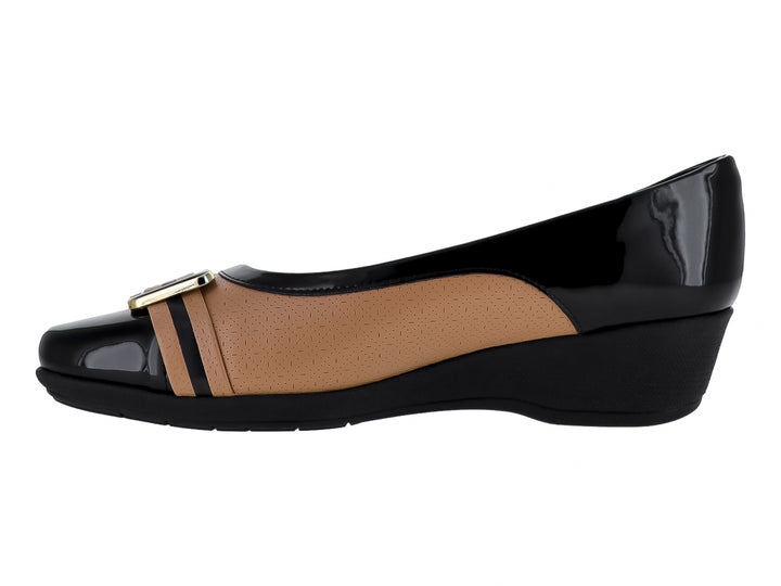 Zapato de cuña bicolor en color negro y nude con detalle de hebilla dorada.