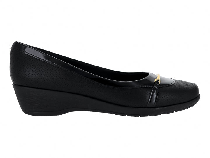 Zapato plano negro con cuña baja, detalle metálico dorado y textura perforada.