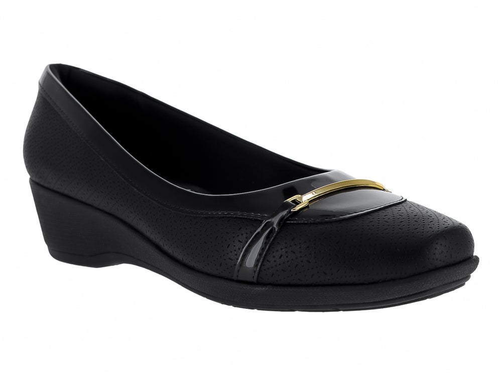Zapato plano negro con cuña baja, detalle metálico dorado y textura perforada.