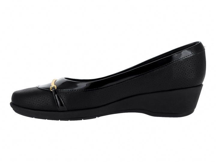 Zapato plano negro con cuña baja, detalle metálico dorado y textura perforada.