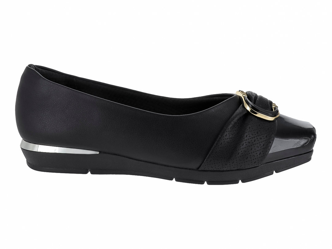 Zapato plano negro con punta brillante y detalle de hebilla dorada.