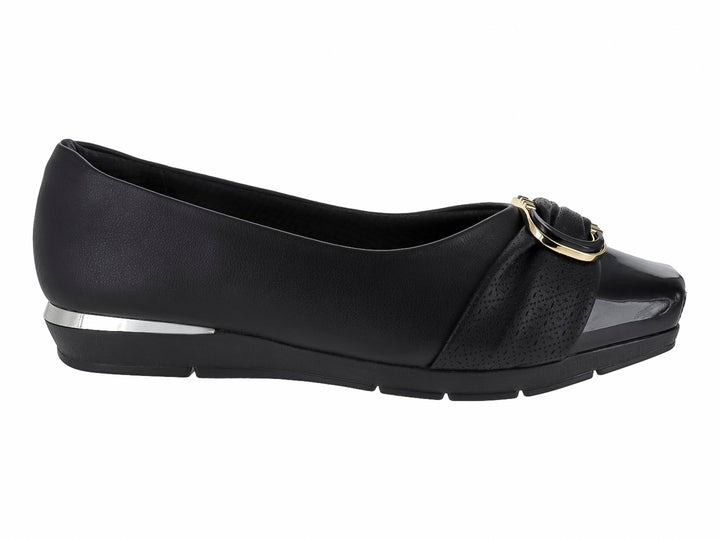 Zapato plano negro con punta brillante y detalle de hebilla dorada.