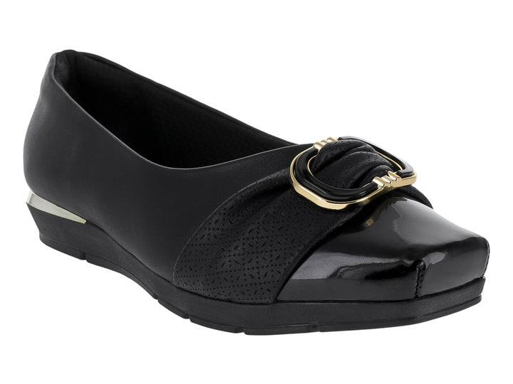 Zapato plano negro con punta brillante y detalle de hebilla dorada.